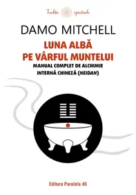 Luna alba pe varful muntelui