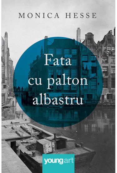 Fata cu palton albastru